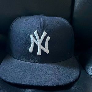 NY Yankees Classic Fitted Hat Size 7 1/4